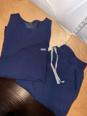 Figs Navy men’s scrub set top size L jogger bottoms size L/S short